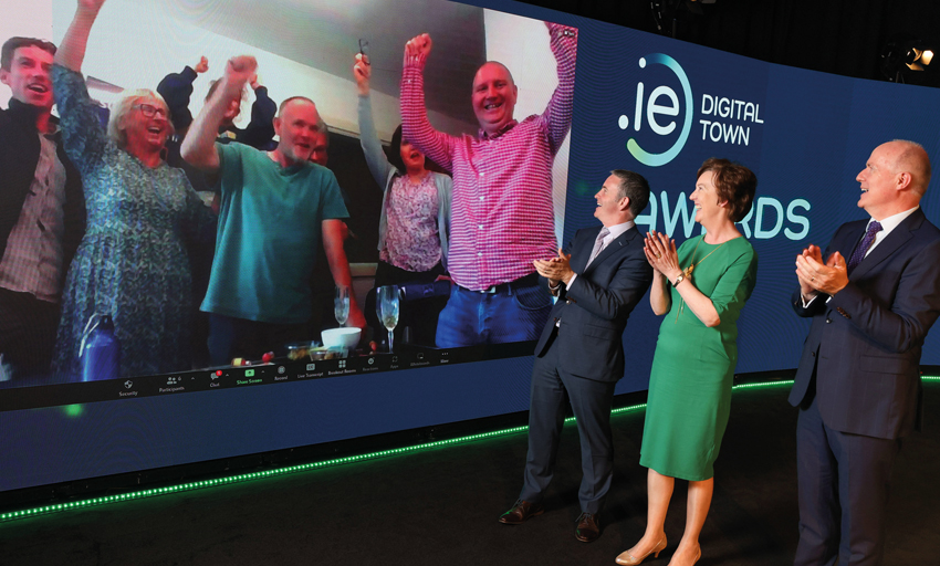 Pictured L to R: The Piltown Team; Minister Damien English, Minister of State for Business, Employment and Retail at the Department of Enterprise, Trade and Employment; Oonagh McCutcheon, National Director .IE Digital Town Programme; David Curtin, CEO .IE